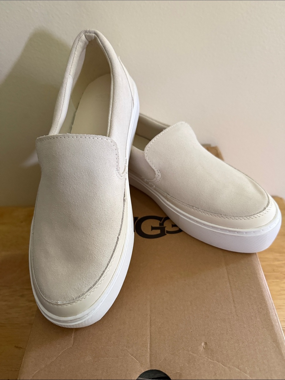 UGG Zilo Slip On Cream & White